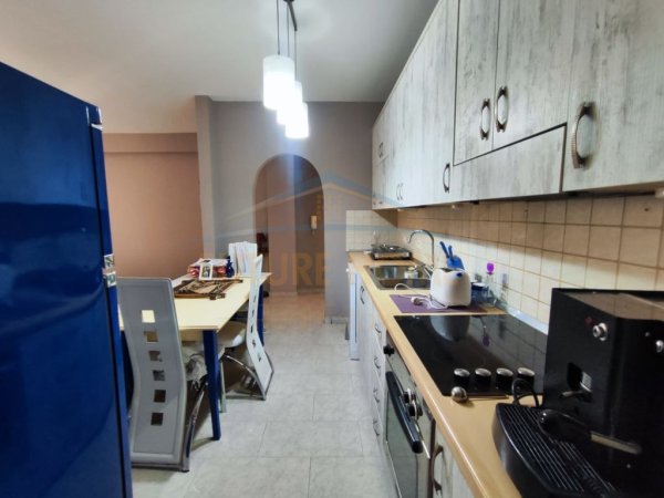 Shitet Apartament 2+1, Rruga e Barrikadave,Tiranë.