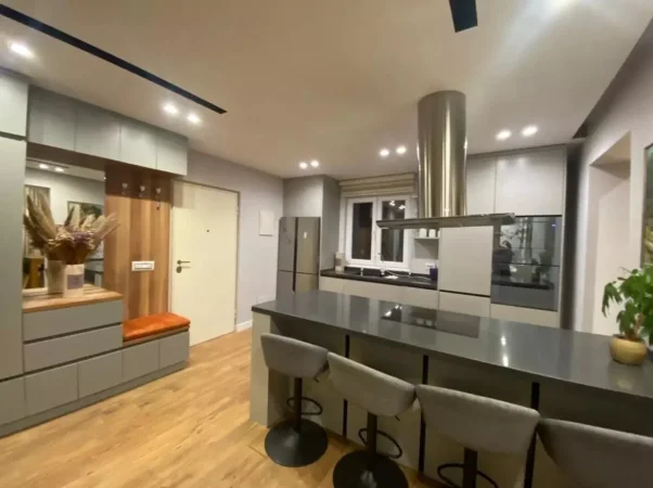 Apartament 3+2+2 garderoba me pamje nga Kopshti Botanik