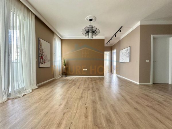 Shitet, Apartament 2+1+2, 21 Dhjetori, Tiranë.