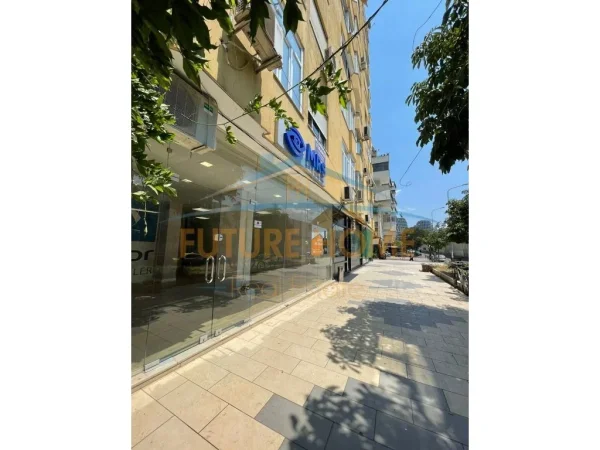 Qera, Ambjent, Komuna e Parisit, Tiranë