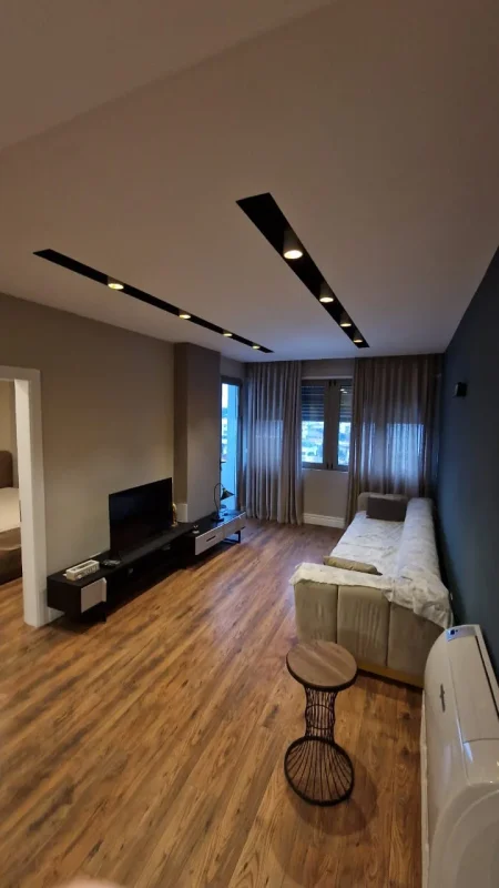 Jepet apartament me qera 2+1  ne Rruga Zagoria, Yzberisht, 450 Euro totalisht i mobiluar