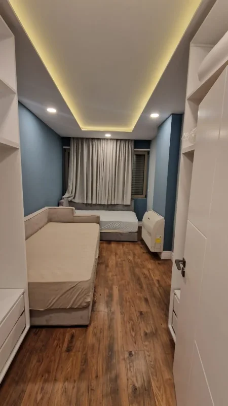 Jepet apartament me qera 2+1  ne Rruga Zagoria, Yzberisht, 450 Euro totalisht i mobiluar