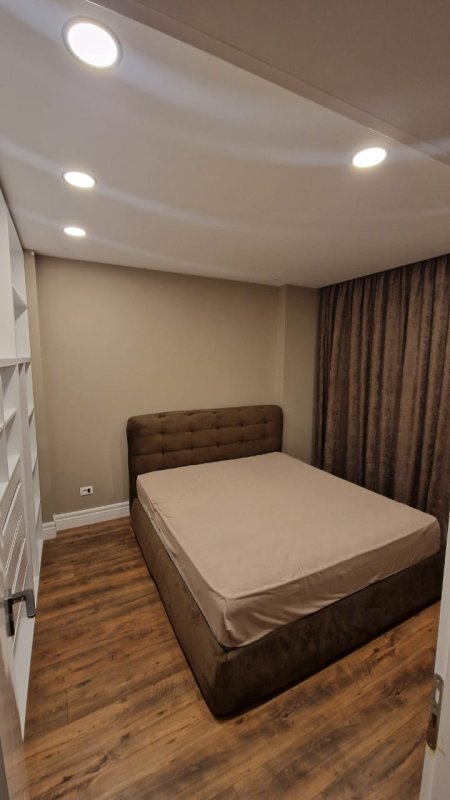 Jepet apartament me qera 2+1  ne Rruga Zagoria, Yzberisht, 500 Euro totalisht i mobiluar