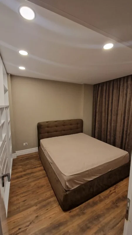 Jepet apartament me qera 2+1  ne Rruga Zagoria, Yzberisht, 450 Euro totalisht i mobiluar