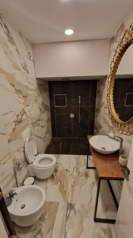Jepet apartament me qera 2+1  ne Rruga Zagoria, Yzberisht, 450 Euro totalisht i mobiluar