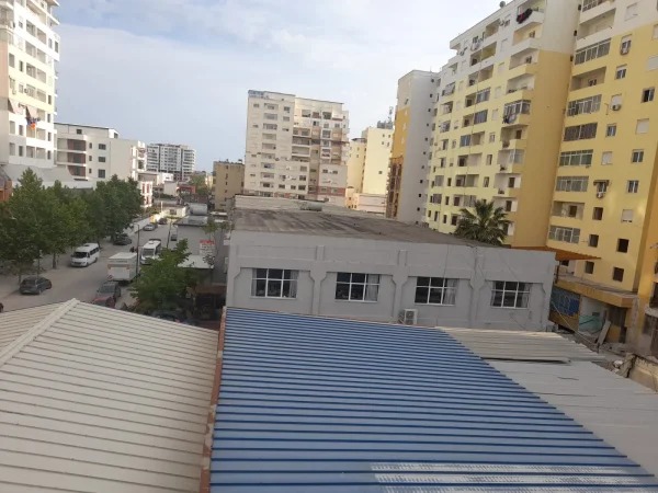 Shitet Godine 4 katëshe + Kapanon pranë Stadiumit Durrës