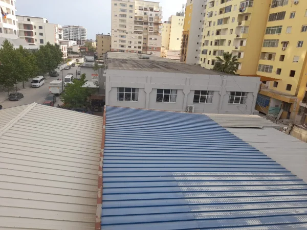 Shitet Godine 4 katëshe + Kapanon pranë Stadiumit Durrës