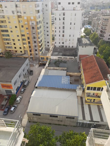Shitet Godine 4 katëshe + Kapanon pranë Stadiumit Durrës
