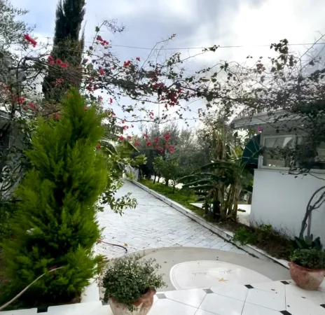 Shitet, Dhermi, Hotel 3+1 Kate, Rruga Perivolo