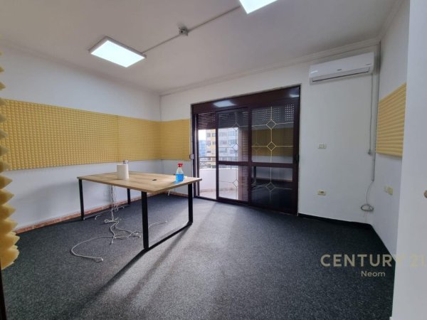 Ambjent me qera tek Blloku, 125m2, 1000 euro