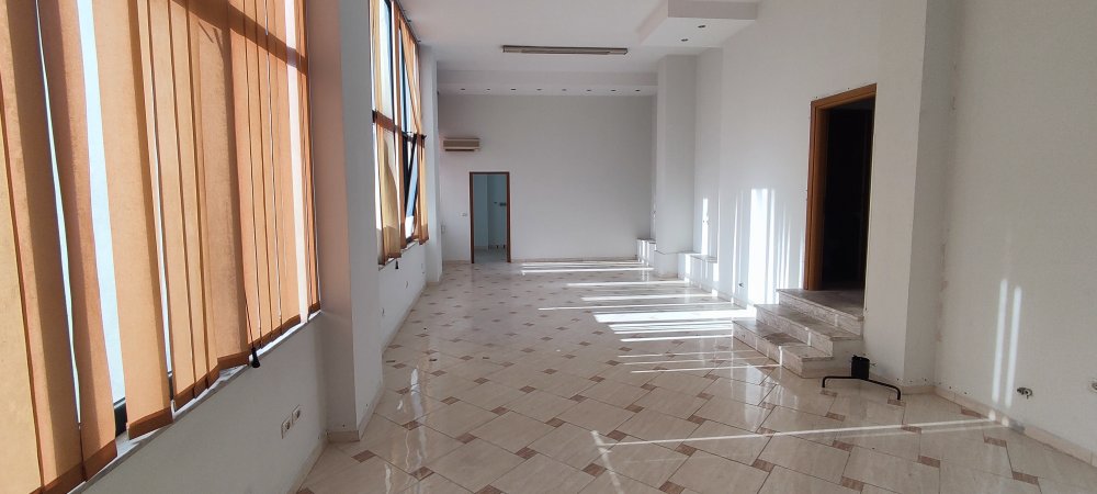 Jepet me qira ambient Instat-Min Jashtme, Zyra-Kopsht-Klinike, 225 m2, 1500€/muaj lartesi 3.2m prane Instat