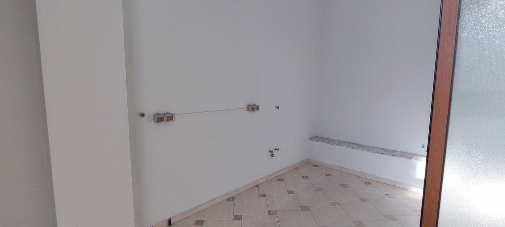Jepet me qira ambient Instat-Min Jashtme, Zyra-Kopsht-Klinike, 225 m2, 1500€/muaj lartesi 3.2m prane Instat