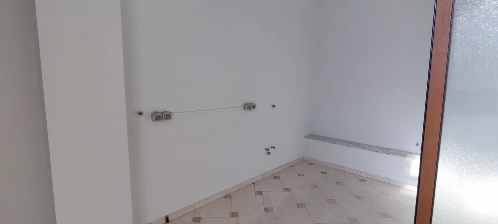 Jepet me qira ambient Instat-Min Jashtme, Zyra-Kopsht-Klinike, 225 m2, j lartesi 3.2m prane Instat