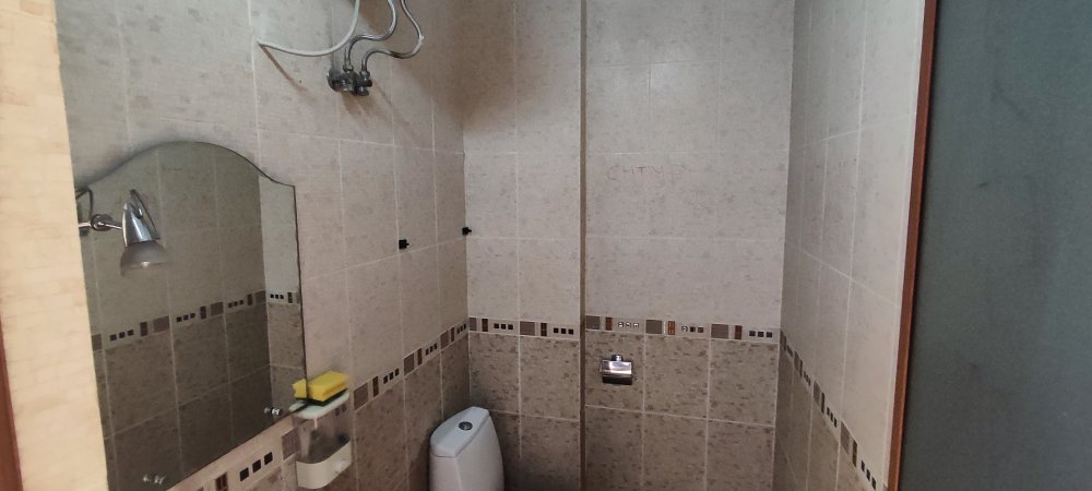 Jepet me qira ambient-njesi , Zyra-Kopsht-Klinike, 225 m2, 1500€/muaj lartesi 3.2m prane Instat