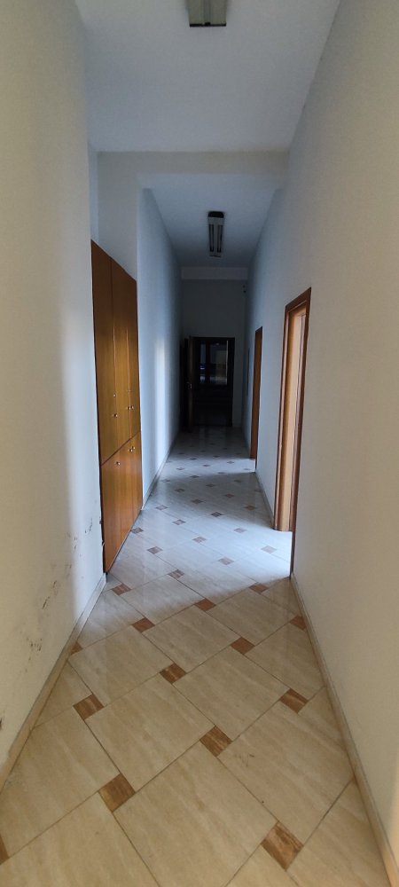 Jepet me qira ambient Instat-Min Jashtme, Zyra-Kopsht-Klinike, 225 m2, 1500€/muaj lartesi 3.2m prane Instat