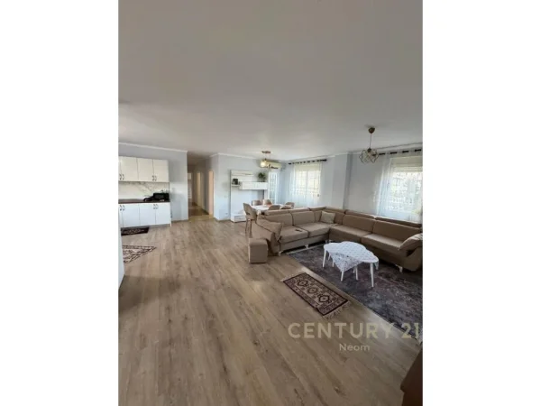 Shitet Apartament 3+1+2 ne Liqenin e Thate!