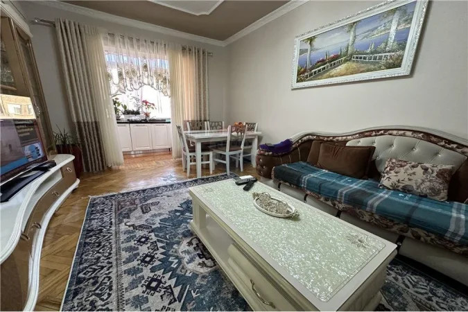 Shitet apartament 2+1