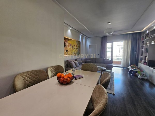 APARTAMENT 2+1 PER SHITJE, TE MBIKALIMI I KOMUNES SE PARISIT!!