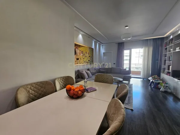 APARTAMENT 2+1 PER SHITJE, TE MBIKALIMI I KOMUNES SE PARISIT!!