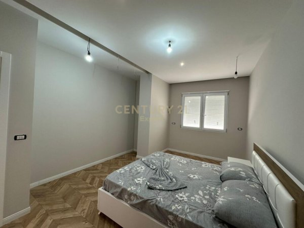 PAZARI I RI, JEPET ME QIRA APARTAMENT 3+1+2!!