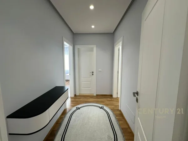 Jepet me qira 2+1+2 me Post Parkimi tek Liqeni i Thate!