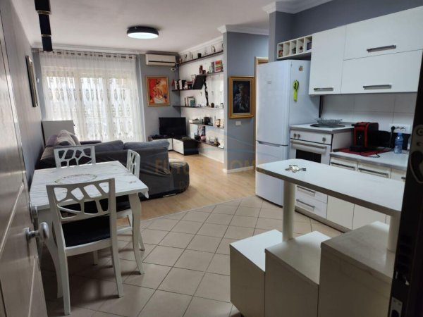 Qera , Apartament 2+1, Kontakt 21, Tiranë.