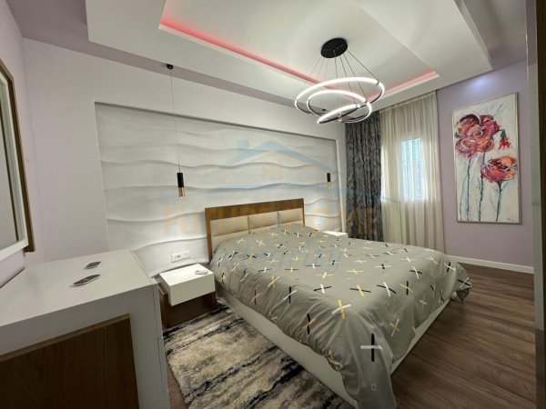 Tirane, jepet me qera apartament 2+1+BLK Kati 5, 120 m² Super i mobiluar  800 Euro (Laprake)