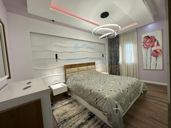 Tirane, jepet me qera apartament 2+1+BLK Kati 5, 120 m² Super i mobiluar  700 Euro (Laprake)