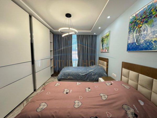 Tirane, jepet me qera apartament 2+1+BLK Kati 5, 120 m² Super i mobiluar  700 Euro (Laprake)