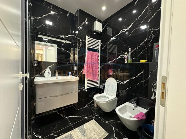 Tirane, jepet me qera apartament 2+1+BLK Kati 5, 120 m² Super i mobiluar  700 Euro (Laprake)