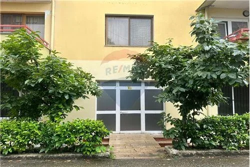 Dyqan ne shitje tek Liqeni i Tiranes