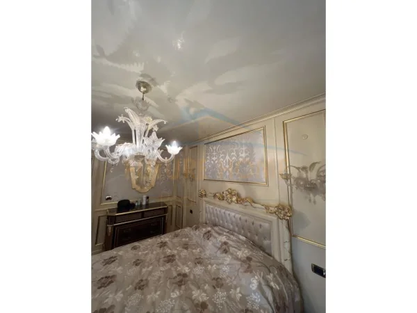 Shitet, Apartament 2+1+2 tek Pazari i Ri