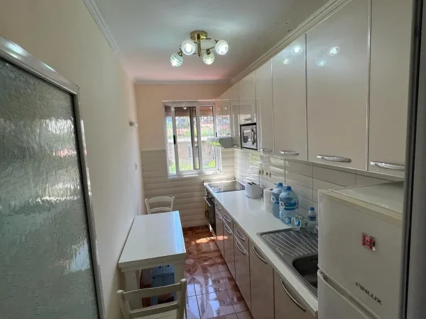 Shitet apartament 2+1 ne Kombinat