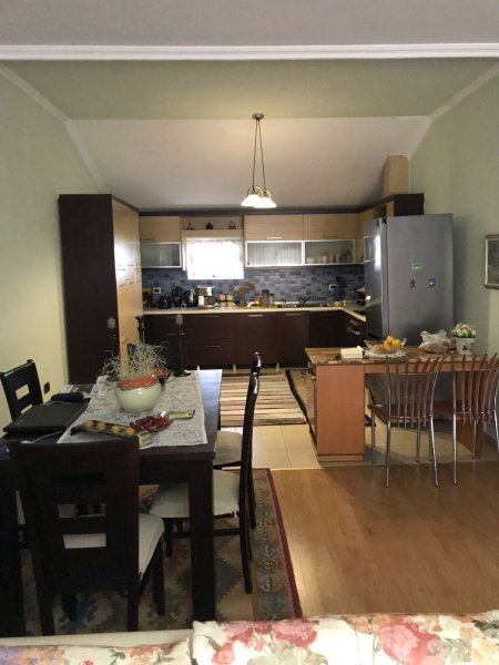 JEPET ME QERA APARTAMENT  2+1 700 EURO TE 21 DHJETORI