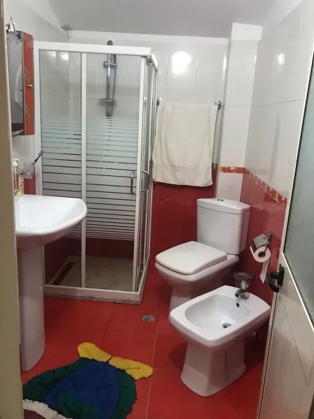 JEPET ME QERA APARTAMENT  2+1 700 EURO TE 21 DHJETORI