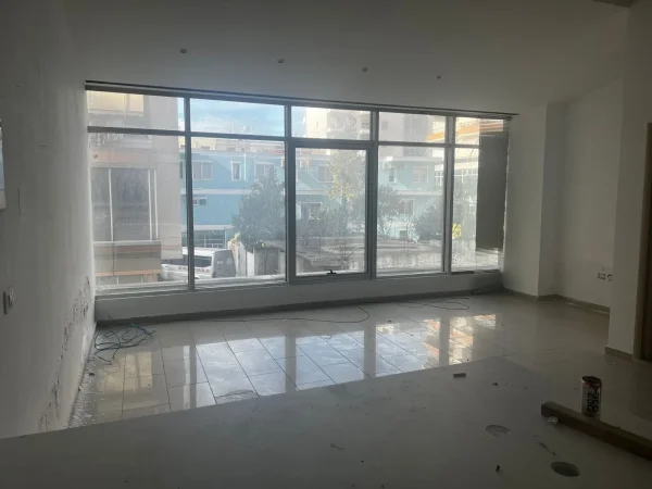 Shitet njesi komerciale ne Vlore,prane Conad !