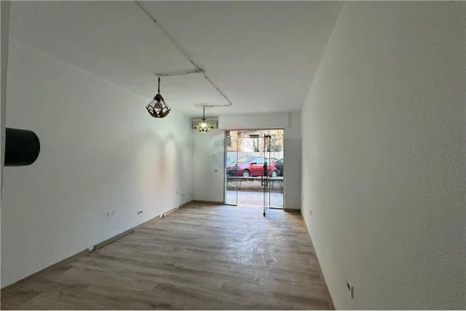 Dyqan - Në Shitje - Tirana e Re - Petronini, Shqipëri