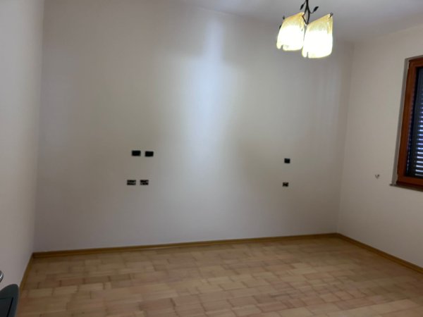 Jepet me qera Apartament 3+1+2 te Liqeni i Thatë