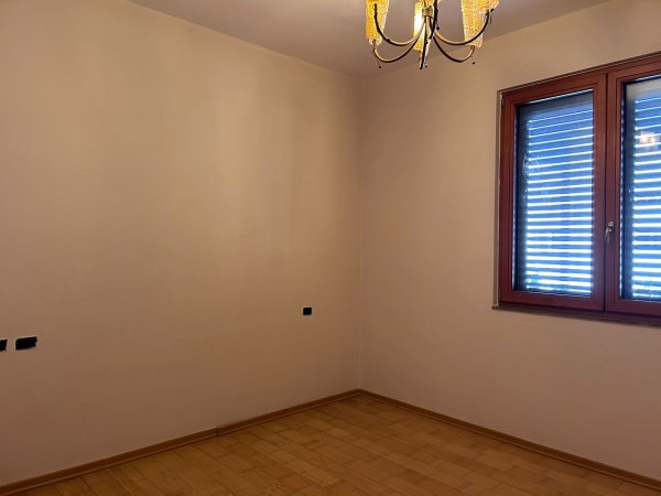 Jepet me qera Apartament 3+1+2 te Liqeni i Thatë