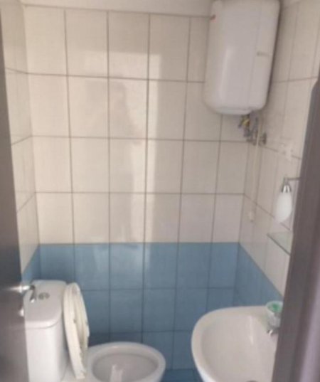 Tirane, jepet me qera dyqan Kati 1, 27 m² 20.000 Leke (Rruga Don Bosko perball kishes)