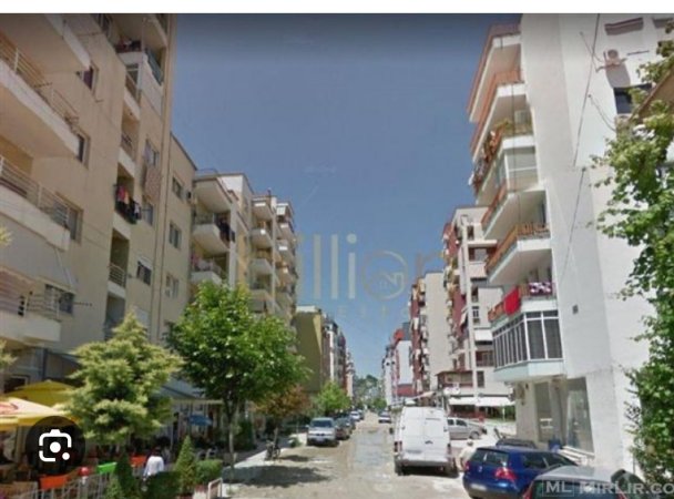 Shitet apartament tek pallatet çabej Yzberisht