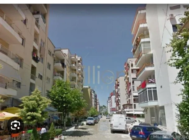 Shitet apartament tek pallatet çabej Yzberisht