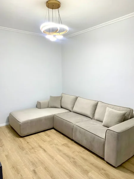 Jepet me qera Apartameti 1+1 450 euro , Stacioni Trenit rruga Karl Gega.