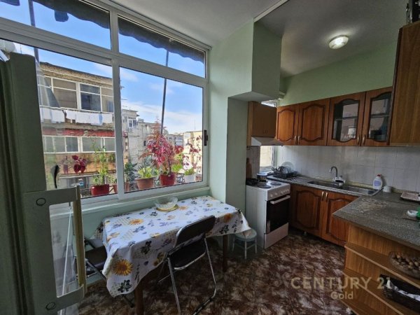 SHESIM APARTAMENT 2+1 TEK ISH STACIONI I FUNDIT I TIRANES SE RE !!