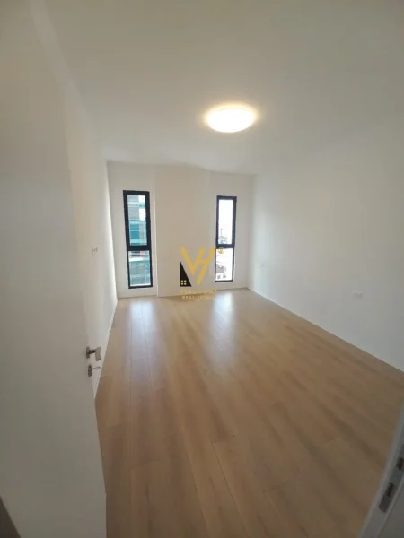 JEPET ZYRE 80 M2 ME QERA TEK FARMACIA 10 , 500 EURO