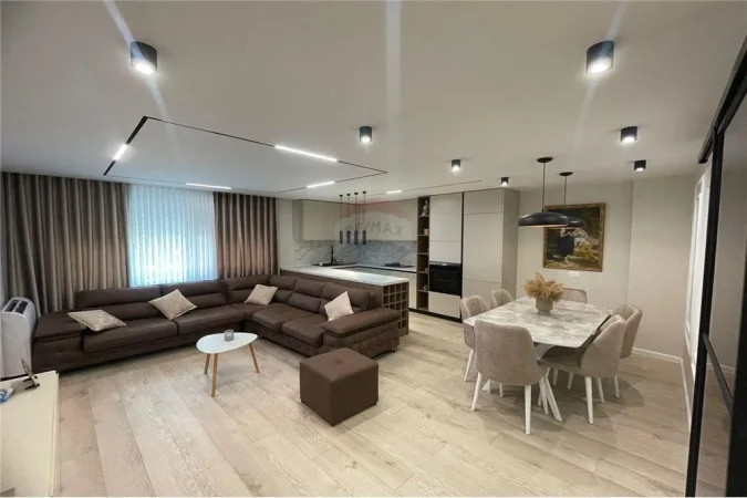 Shitet apartament 2+1 ne Rr e Durresit , perballe Gjimnazit '' Qemal Stafa ''