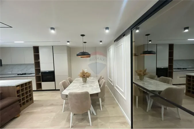 Shitet apartament 2+1 ne Rr e Durresit , perballe Gjimnazit '' Qemal Stafa ''