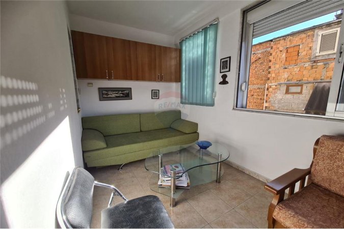 Apartament 1+1+studio ne shitje tek Myslym Shyri, prane Drejtorise se Policise.