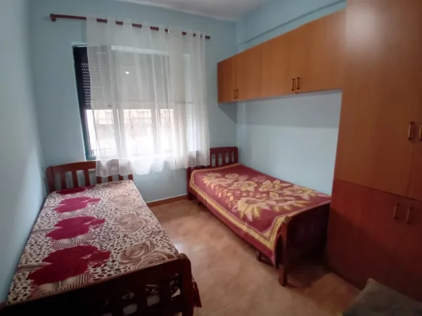 Jepet me qera Apartamenti 2+1 350 mije leke , Stacioni Trenit perballe Fakultetit te Shkencave te Natyres.