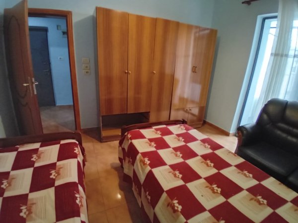 Jepet me qera Apartamenti 2+1 350 mije leke , Stacioni Trenit perballe Fakultetit te Shkencave te Natyres.